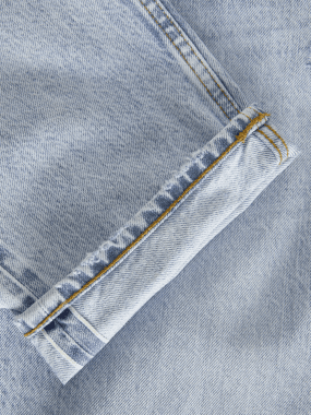 Ljusblå straight fit jeans dam 4