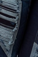 Mörkblå jeans med slitningar 4